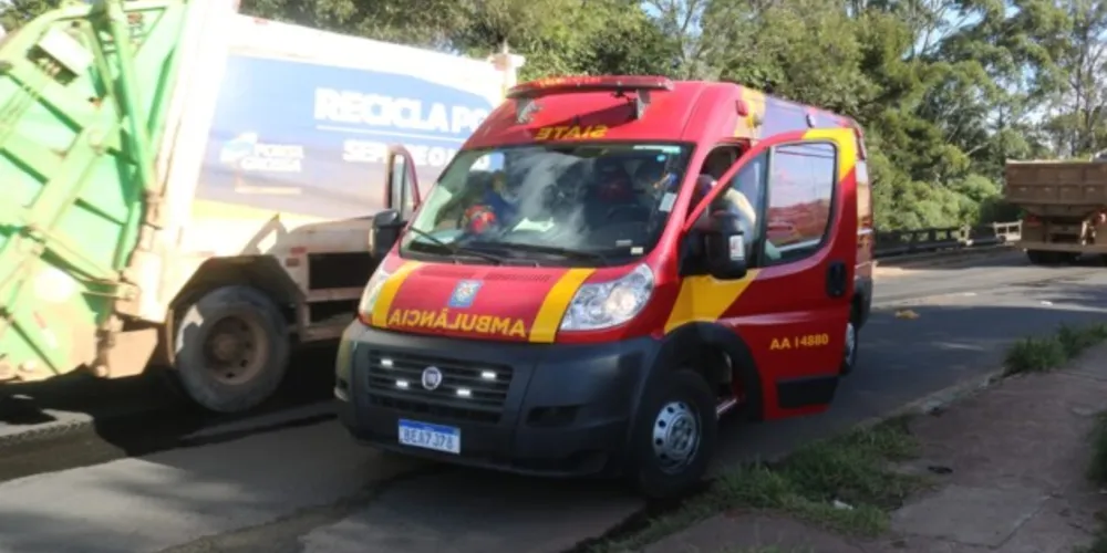 O rapaz que conduzia a motocicleta sofre uma contusão na perna esquerda