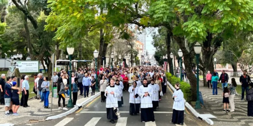 Procissão aconteceu na manhã desta quarta-feira pelas ruas de Ponta Grossa