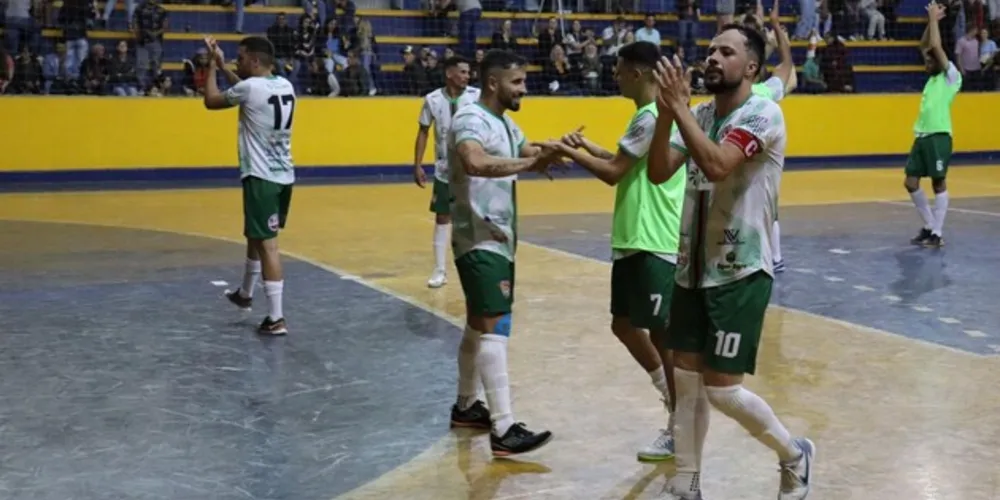 Com uma vitória na 2ª fase, time de Cândido de Abreu (foto) sonha com vaga nos play-offs