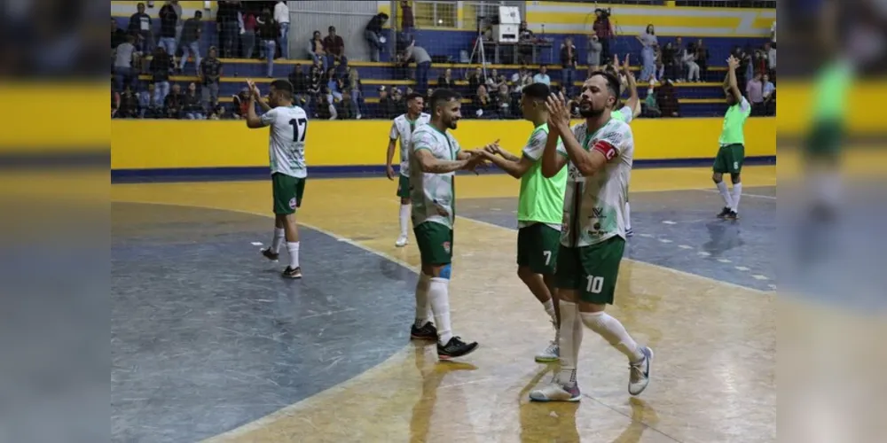 Com uma vitória na 2ª fase, time de Cândido de Abreu (foto) sonha com vaga nos play-offs