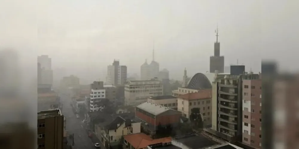 Alguns pontos da cidade já registram grande volume de água; Moradores relatam pedras de granizo