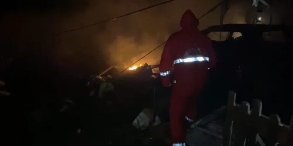 Chamas foram combatidas por bombeiros comunitários da cidade