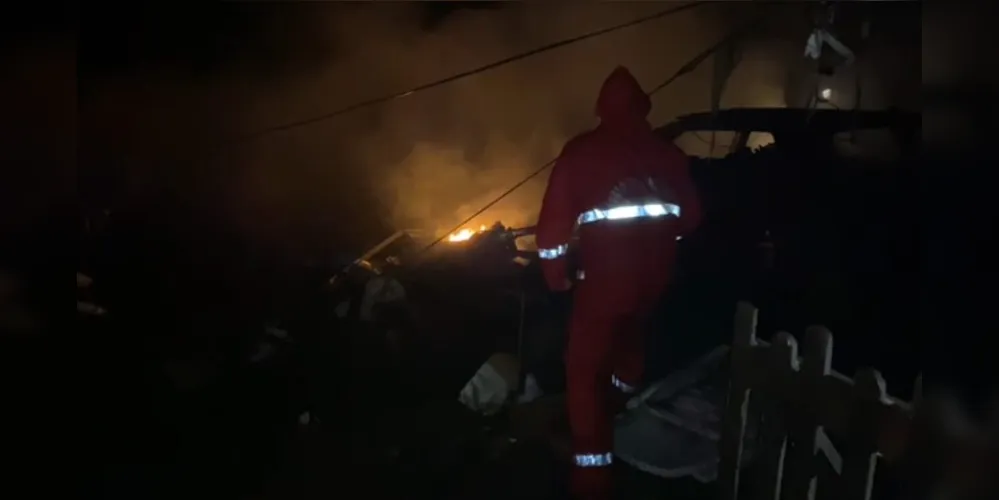 Chamas foram combatidas por bombeiros comunitários da cidade