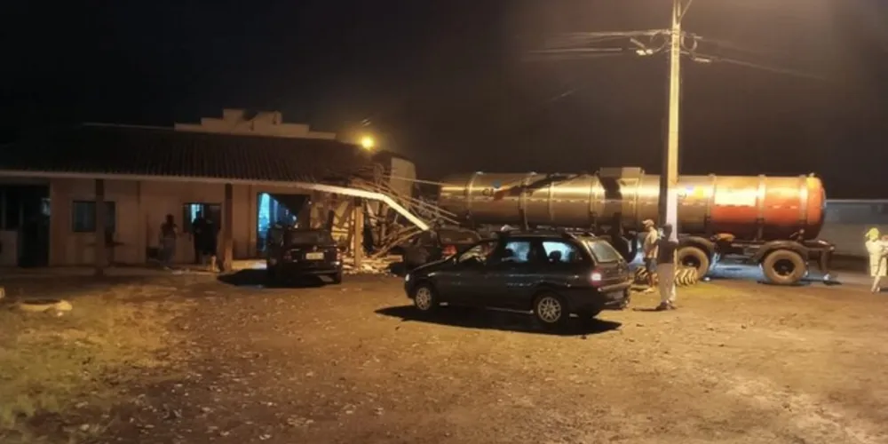 Acidente ocorreu na noite desta quinta