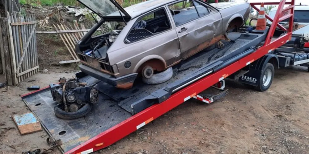 Na área rural, os investigadores apreenderam o carro já em processo de desmonte e várias peças de veículo, além de diversas ferramentas da funilaria vítima da ação dos criminosos