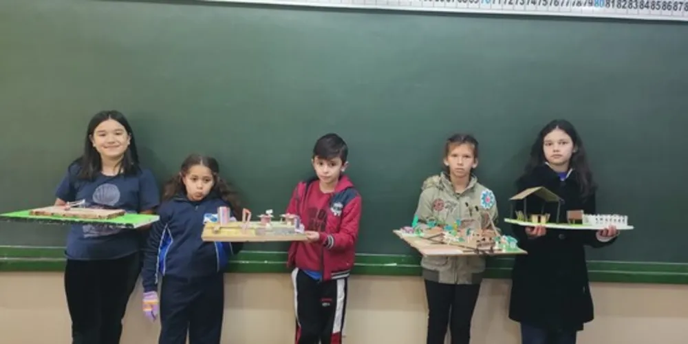 Como parte da atividade os alunos confeccionaram representações com ideias de como o espaço pode ser utilizado