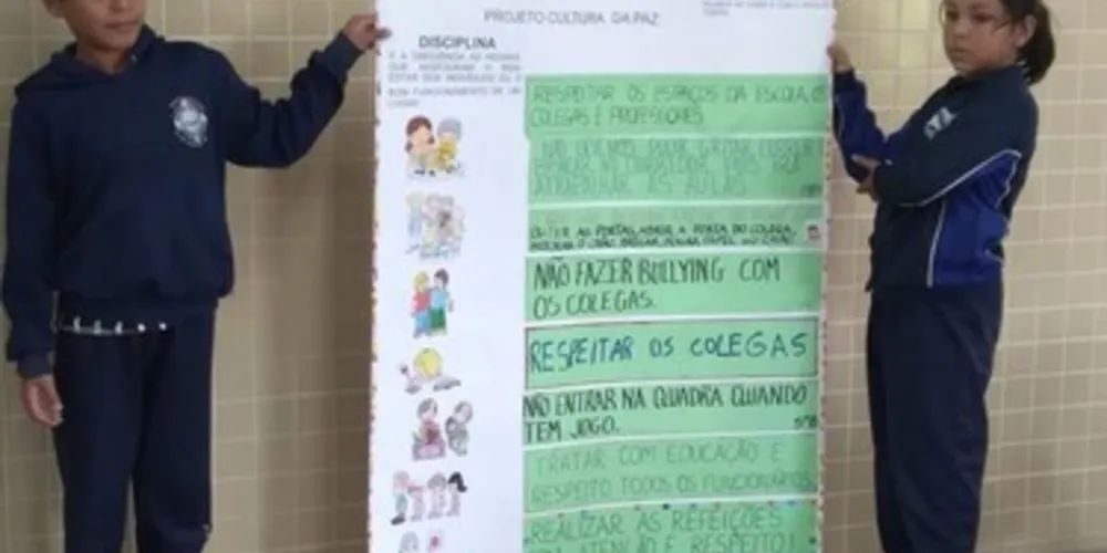 A iniciativa dos alunos foi a de criar um mural com regras para os ambientes e relacionamentos na escola