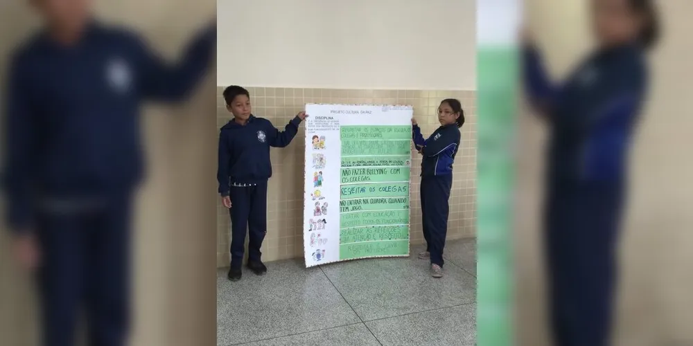 A iniciativa dos alunos foi a de criar um mural com regras para os ambientes e relacionamentos na escola