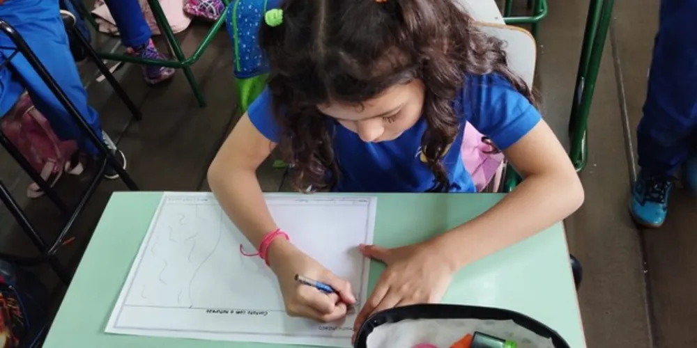 Os alunos foram estimulados a separar um tempo durante o período de suas férias para passar em contato com a natureza e no retorno a sala de aula representaram estes momentos por meio de ilustrações