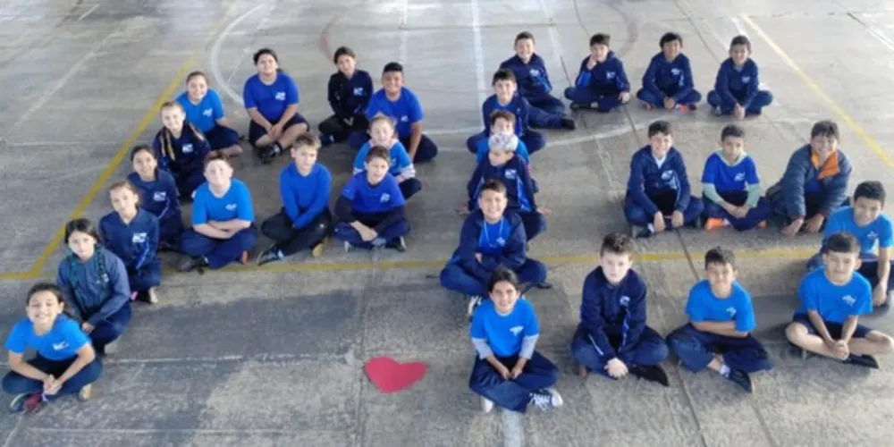 A turma realizou atividades práticas e teóricas, como um passeio pela área da escola, a produção de textos, exposição de desenhos e a confecção de representações de momentos históricos da cidade