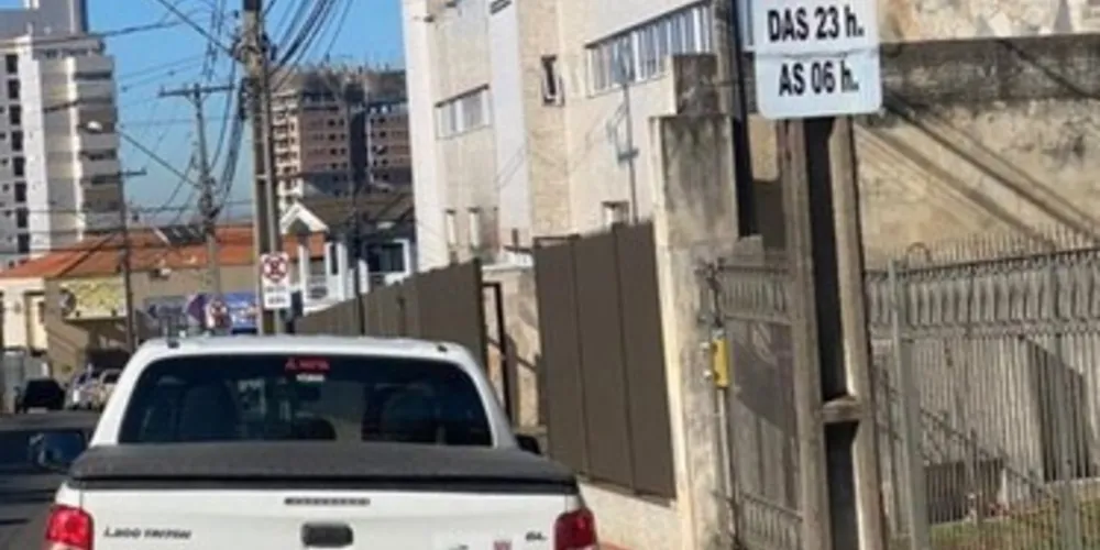 Mesmo após pedido da PM e Departamento de Trânsito, placas seguem no local