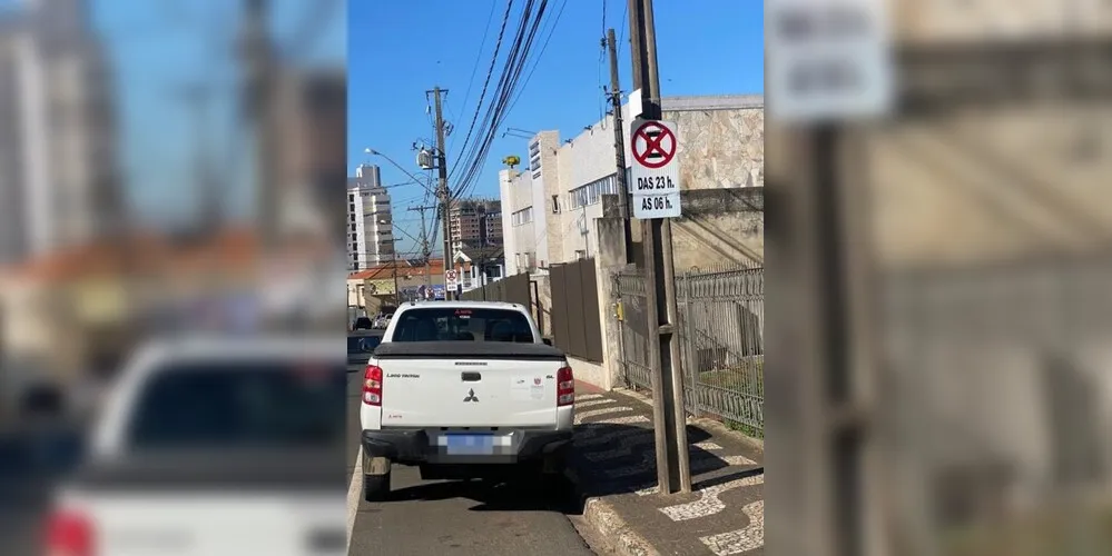 Mesmo após pedido da PM e Departamento de Trânsito, placas seguem no local