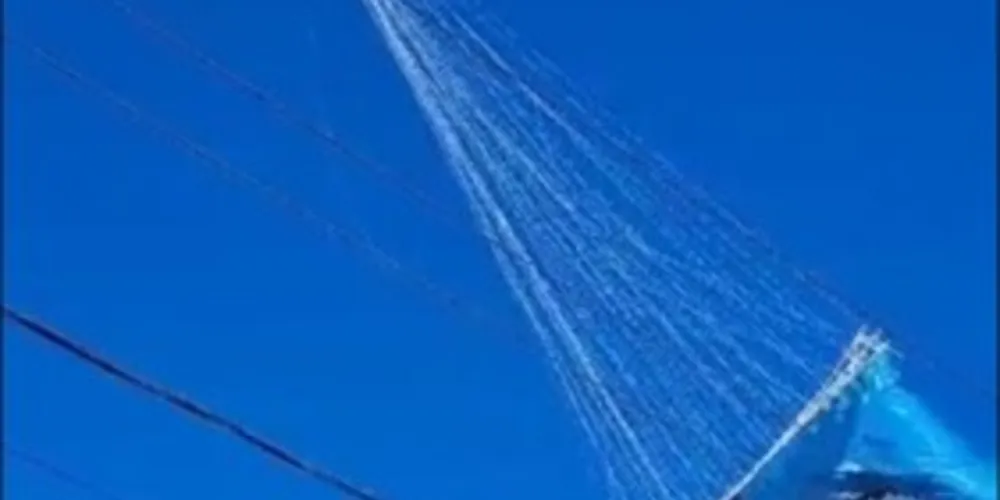 Imagem ilustrativa da imagem Após queda de balão enorme, 17 mil imóveis ficam sem energia