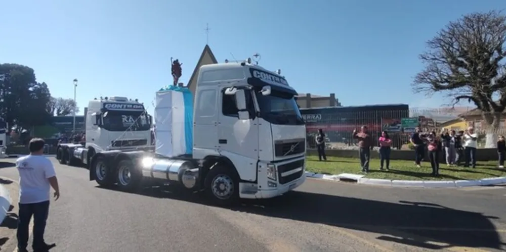 Caminhão com a imagem de São Cristóvão lidera o 'comboio'