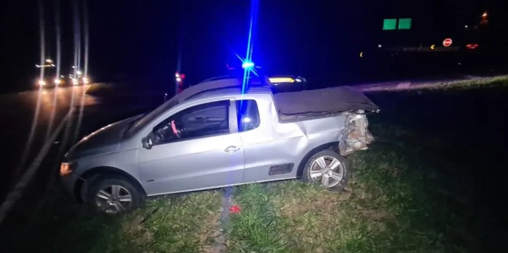 Saveiro colidiu com um caminhão carregado com soja