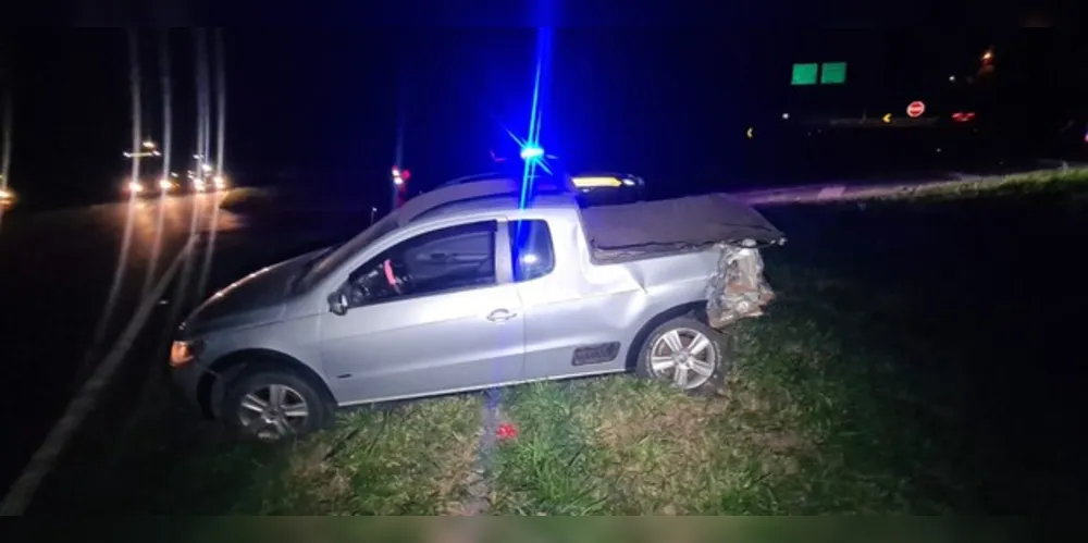 Saveiro colidiu com um caminhão carregado com soja