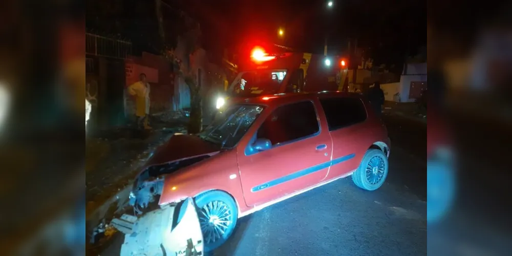 Renault Clio bateu de frente na árvore pouco depois da meia-noite