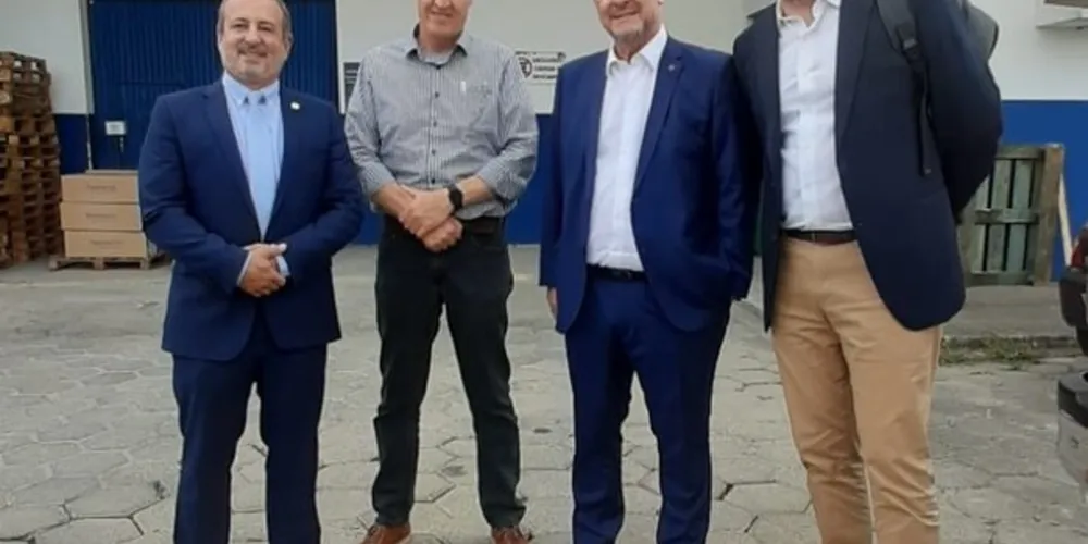 Moacyr Fadel, junto de Willem Bouwman e Pedro Lupion, recebeu o ministro