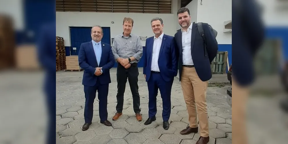 Moacyr Fadel, junto de Willem Bouwman e Pedro Lupion, recebeu o ministro