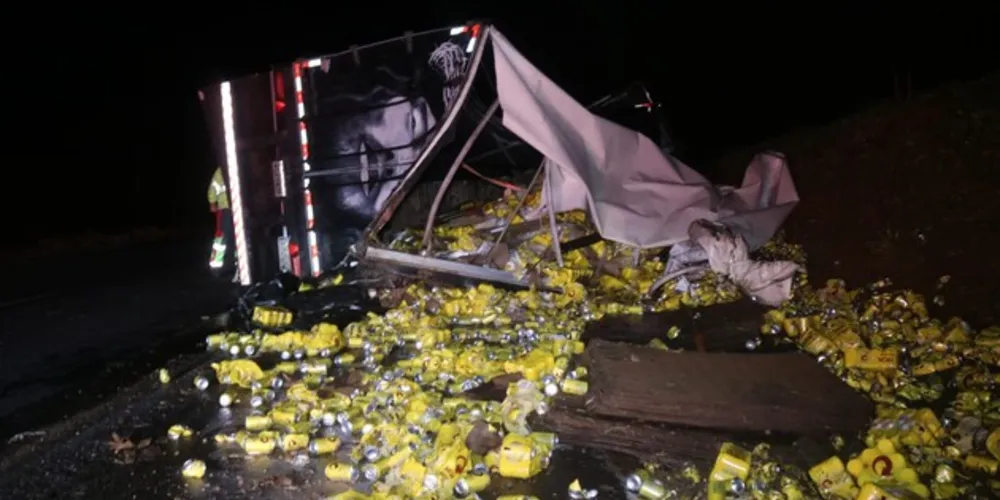 Boa parte acabou caindo sobre a pista no local