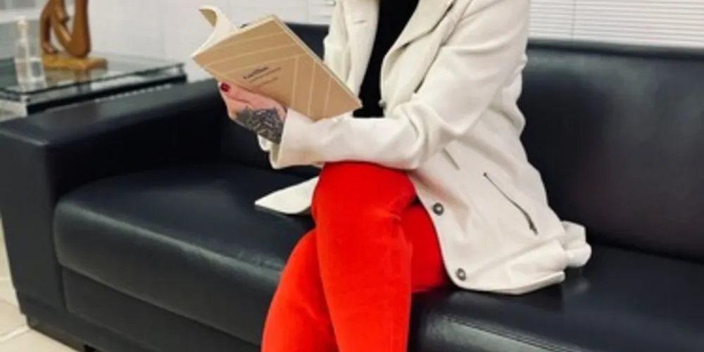 A autora é graduada em letras pela UEPG, mestre em Estudos da Linguagem e é doutoranda da Universidade Federal do Rio Grande do Sul