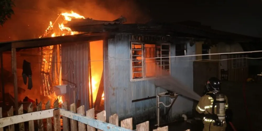 Chamas destruíram a residência na rua Mato Grosso