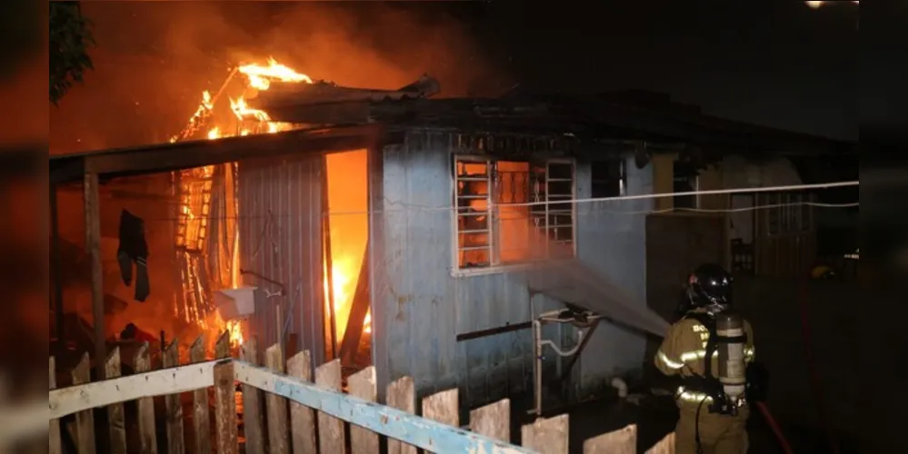 Chamas destruíram a residência na rua Mato Grosso