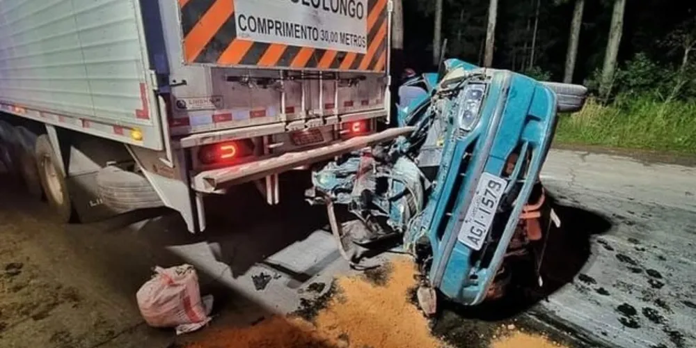 Condutor do Fiat Palio ficou preso às ferragens