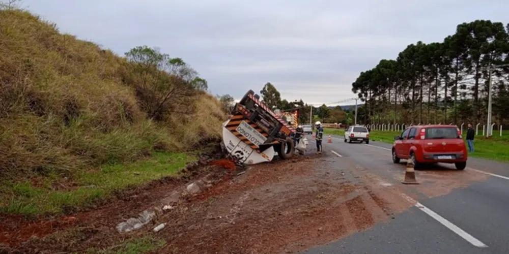 Veículos passam pelo local pela faixa da direita