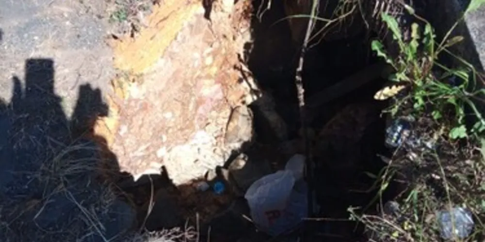 Via é caminho de pais e alunos que vão até a Escola Coronel Cláudio