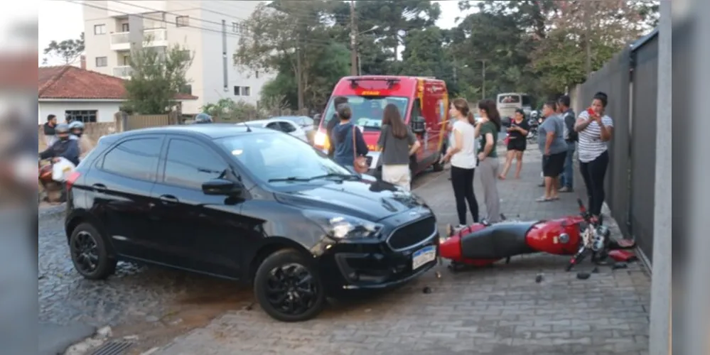 Sol ofuscou a visão do condutor do carro, que não viu o motociclista