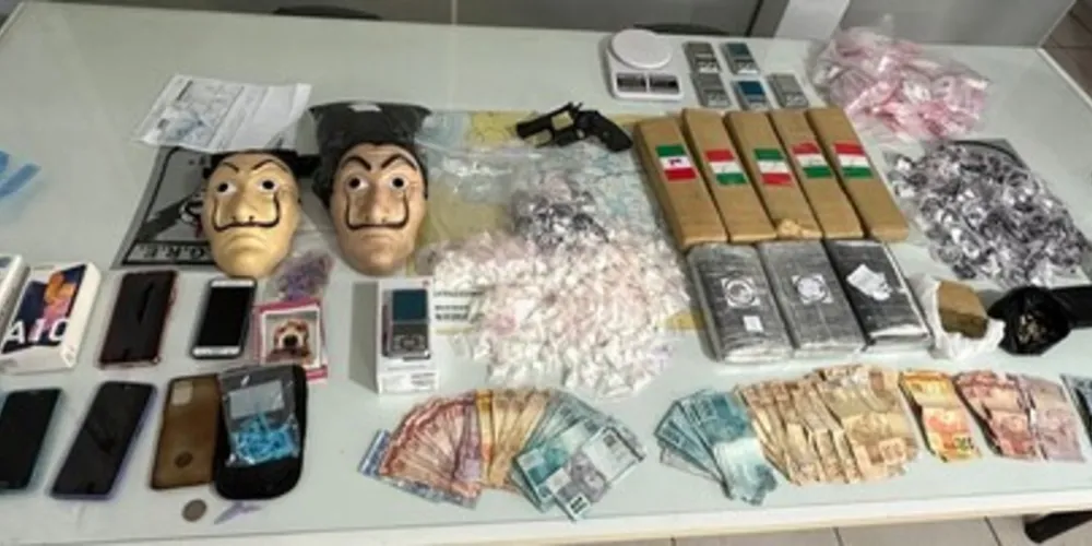Diversos itens foram apreendidos com os suspeitos nesta quinta