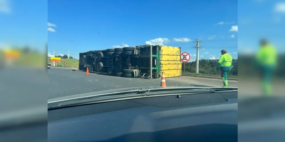 Carreta tomba na  PR 151 o trecho entre Castro e Pirai