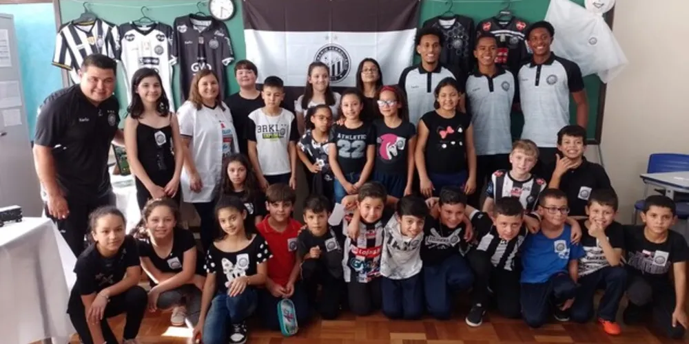 Os trabalhos foram expostos em uma feira aberta, que contou com a presença da comunidade escolar, atletas do Operário e autoridades públicas