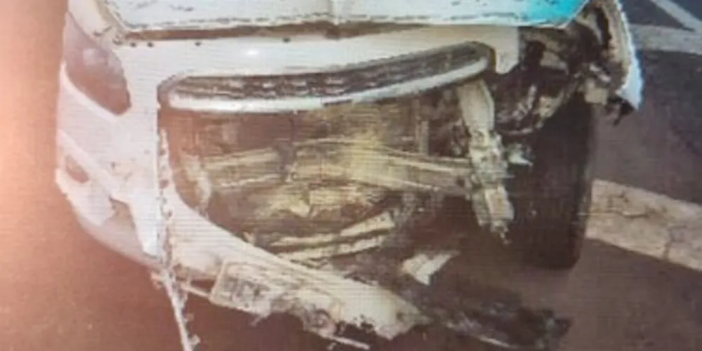 Chevrolet Spin, com placas de Curiúva, foi atingida por um Corsa