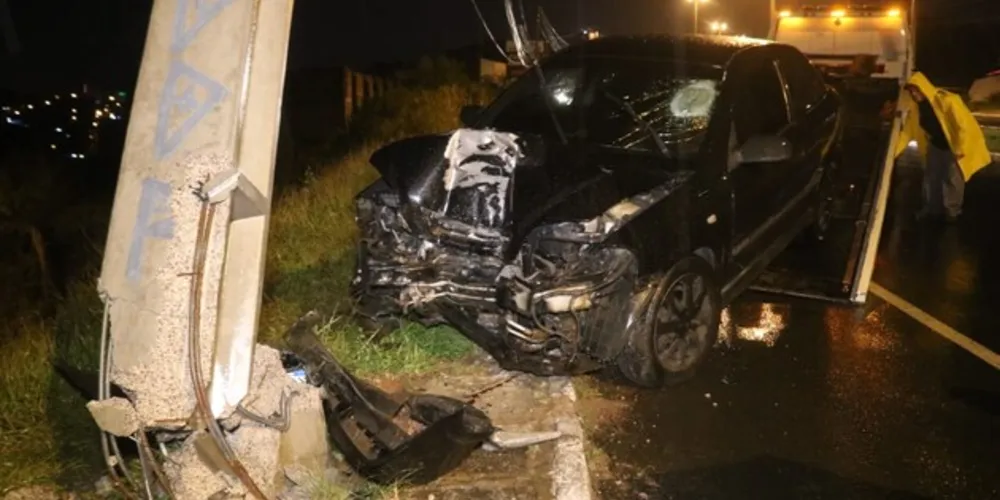 Condutor perdeu o controle do carro após uma aquaplanagem