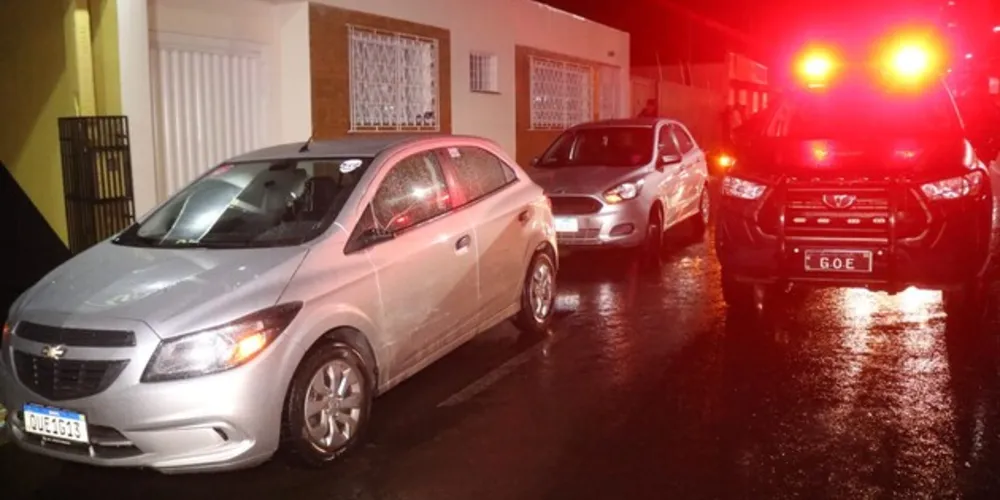 Veículo Onix prata ficou danificado após o abalroamento lateral