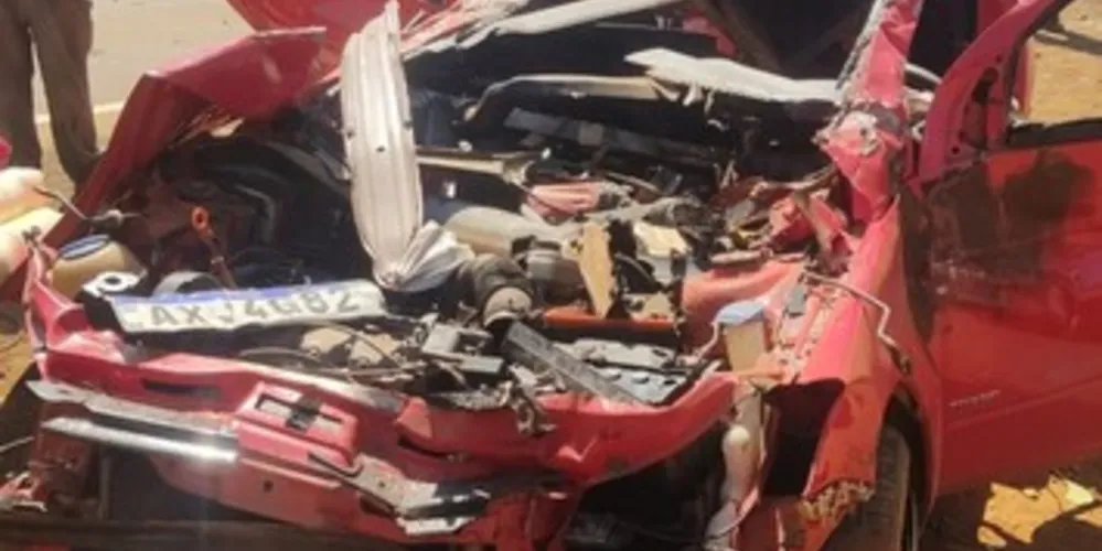 O Voyage ficou completamente destruído após a colisão transversal com a carreta