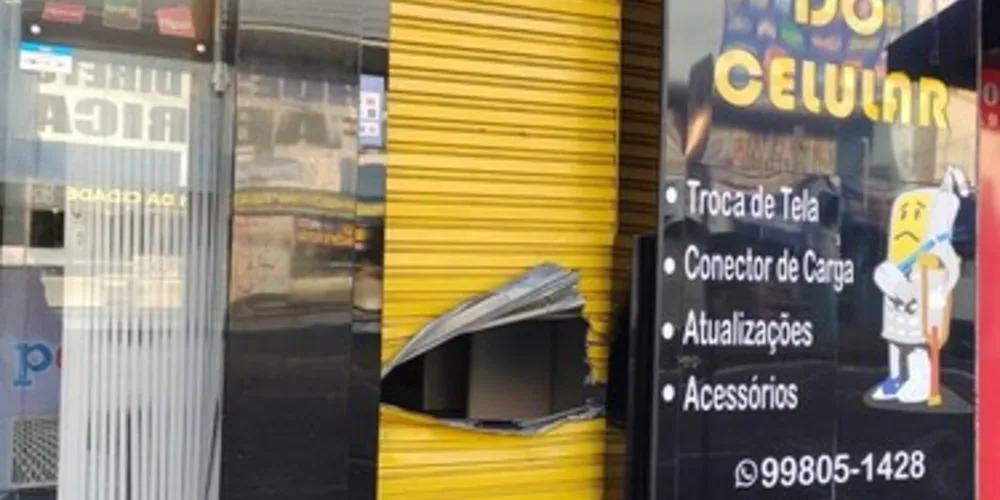 Imagem ilustrativa da imagem Imagens flagram furto em loja de celulares no Centro de PG; veja vídeo