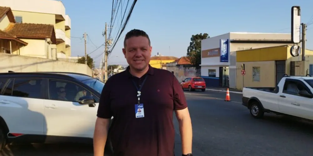 Eduardo Marques explica os trabalhos de pavimentação que ocorrem em Ponta Grossa