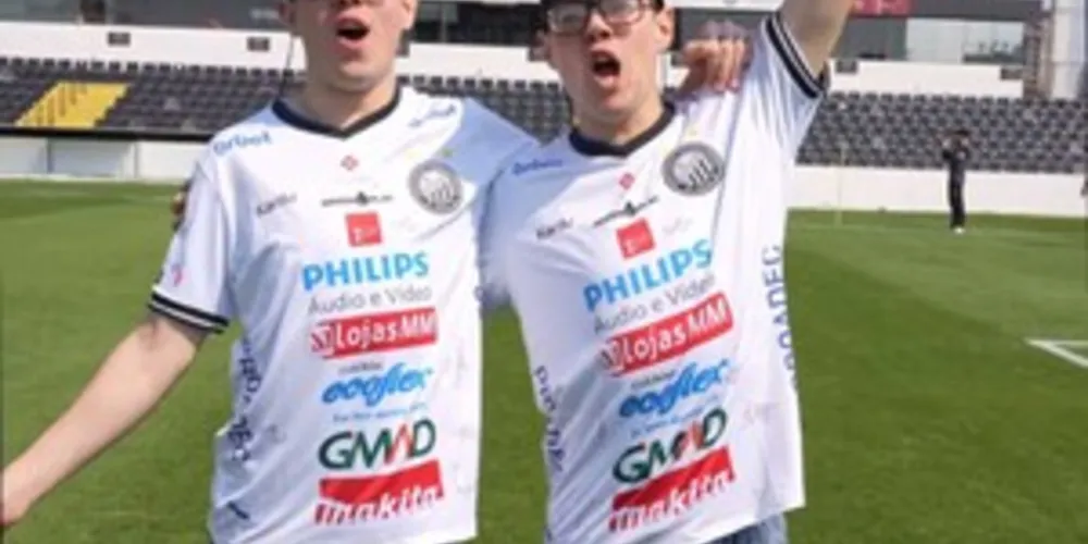 Gabriel e Daniel conhecem o estádio Germano Krüger