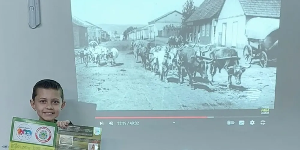 Foto da aula de história com o uso do álbum Jaguariaíva 200 anos - Rua do Comércio, Cidade Alta