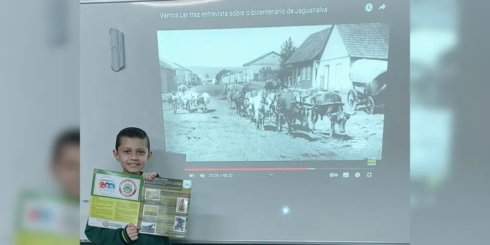 Foto da aula de história com o uso do álbum Jaguariaíva 200 anos - Rua do Comércio, Cidade Alta