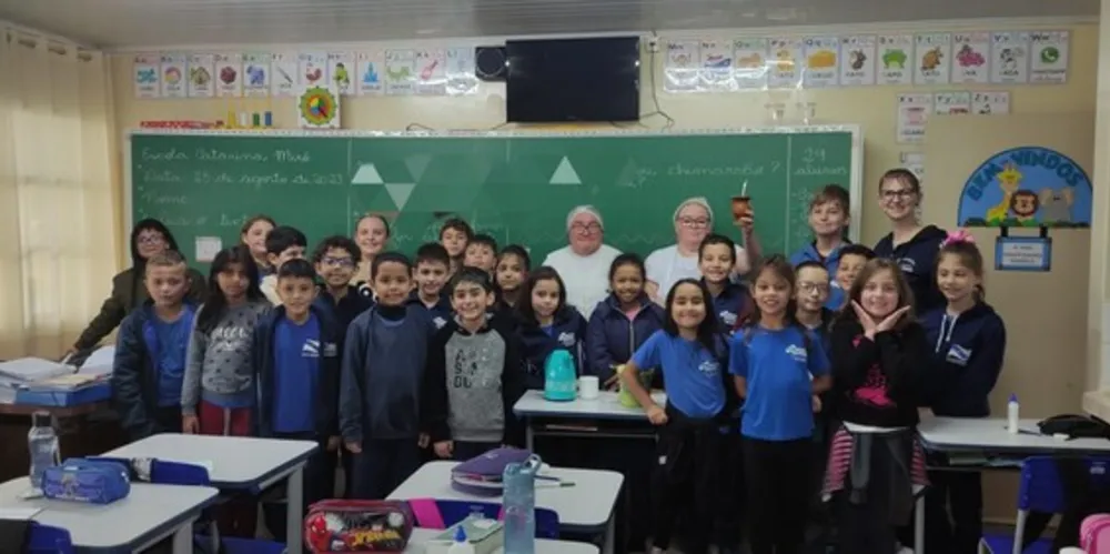 As crianças realizaram uma série de atividades envolvendo a espécie nativa do Paraná, buscando compreender sua origem e importância