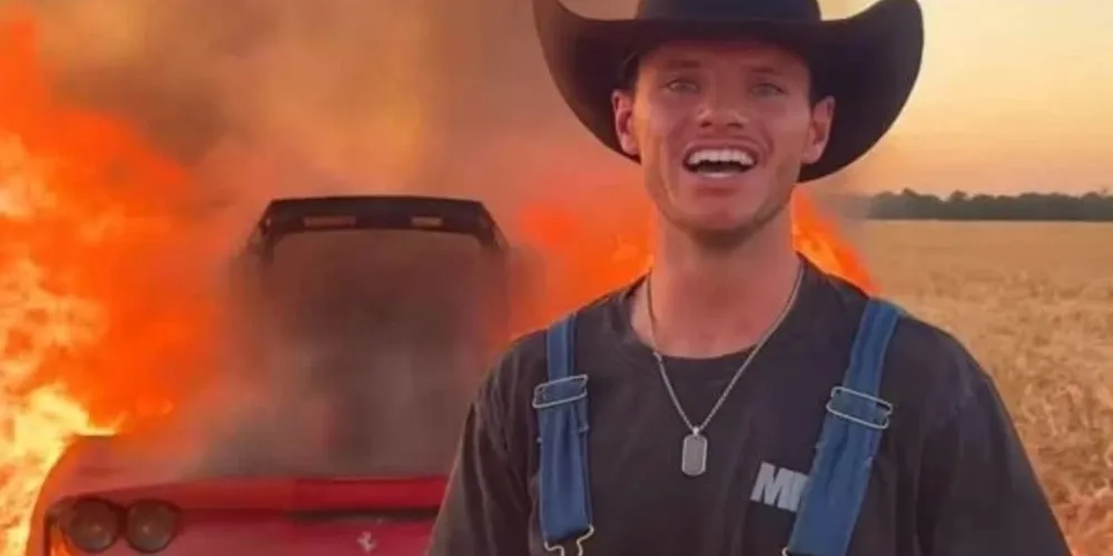 O veículo era do modelo F8 Tributo e custa US$ 400 mil