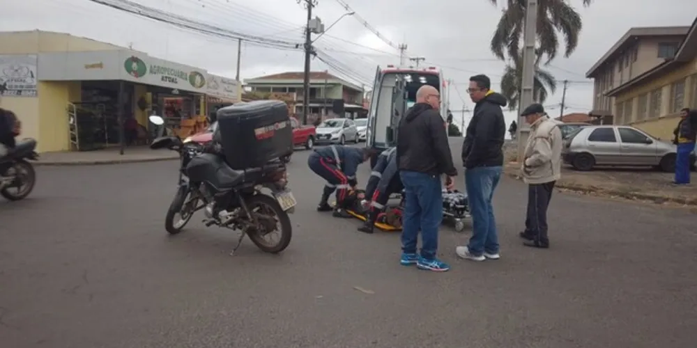 Rapaz que conduzia a motocicleta apresentou ferimentos na perna direita, na clavícula e na região da costela