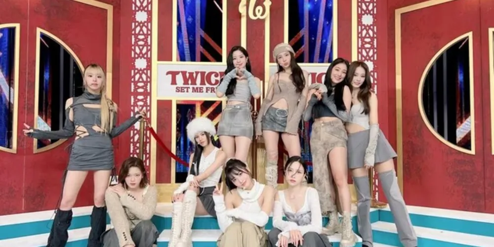 O grupo estreou na indústria coreana em 2015, e conta com nove cantoras