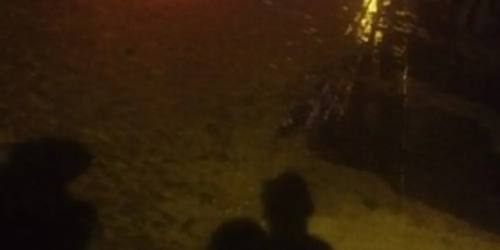 Os dois atiradores efetuaram uma série de disparos contra a vítima, que correu para uma residência e morreu no local