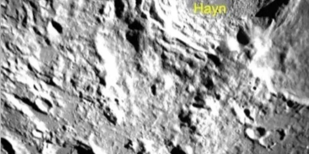 A técnica de LIBS consiste em analisar a composição de materiais utilizando pulsos de laser de alta energia