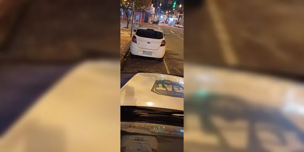 Carro foi estacionado no ponto da 'Praça dos Polacos'